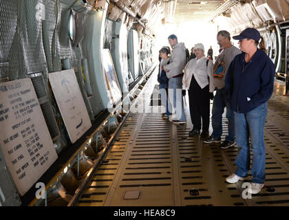 Les visiteurs marchent à l'intérieur d'une U.S. Air Force C-5 Galaxy cargo) au cours de la 2014 Porte Ouverte Wings of Freedom, le 13 septembre 2014. La journée portes ouvertes, mis en place par l'US Air Force Thunderbirds, a mis en lumière diverses démonstrations aériennes et l'exposition statique pour le public gratuitement. C'est la première fois Altus AFB a ouvert ses portes au public depuis 2012. Airman Senior Levin Boland Banque D'Images