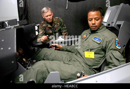 Lieutenant-colonel David Coppler indique à l'acteur Terrence Howard sur les commandes d'un F-16 Fighting Falcon simulateur afin de les aider à se préparer pour son rôle dans le film 'Iron Man' à Edwards Air Force Base, en Californie est le 772e Coppler Colonel commandant de l'Escadron de test. Parties du film sont filmés à Edwards AFB. Jet Fabara) Banque D'Images