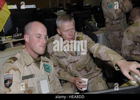 Kaboul, Afghanistan - SecurityAssitance International Joint Force Command Netherlands Army Sgt. Peter Duurkoop, commandant donne l'Armée royale des Pays-Bas, le Lieutenant-général Robert A.C. Bertholee un bref aperçu de ses fonctions au cours d'une visite au Centre d'opérations interarmées de commandement de la FIAS à Kaboul. Commande conjointe de l'ISAF (U.S. Air Force Master Sgt. Matthieu Millson) Banque D'Images