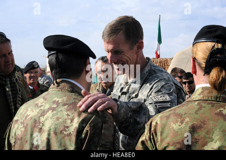 Au cours de sa visite au commandement régional Ouest (RC-Ouest), International Security Assistance Force (ISAF) commandant le général Stanley McChrystal rit avec l'Adjudant Mura Gianpaolo, membre du groupe de travail Italien Sud stationnés à base d'opérations avancée (BOA) Farah, Afghanistan, le 22 janvier 2010. Le général McChrystal a visité plusieurs bases et avant-postes dans RC-ouest de parler avec les dirigeants de la FIAS et des représentants du gouvernement provincial, y compris Farah Gouverneur provincial Rahool Amin. Banque D'Images