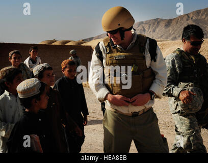 Ben Kauffeld, United States Agency for International Development (USAID) Domaine de programme principal de l'Équipe de reconstruction provinciale de Farah, interagit avec les enfants au cours de commandant adjoint de la FIAS, le général britannique Nick Parker's participation d'une shura avec le Gouvernement de la République islamique d'Afghanistan ont d'évaluer les besoins et les capacités des personnes vivant dans Sirakin Ryeh AQ, un village de la province de Farah, le 7 avril 2010. Le général Parker a également rencontré des Afghans, l'italien et les forces américaines pendant sa visite de deux jours dans la province de Farah. La FIAS (U.S. Air Force aviateur Senior Rylan K. Alb Banque D'Images