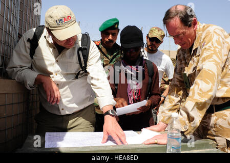 Le commandant adjoint de la FIAS, le général britannique Nick Parker, à droite, on trouve une carte de l'avenir des projets de reconstruction dans la province de Farah par Ben Kauffeld, gauche, et Marsha Michel, United States Agency for International Development (USAID), les agents de programme de terrain de l'Équipe de reconstruction provinciale de Farah, dans la province de Farah, le 7 avril 2010. Le général Parker s'est réuni avec les Afghanes, l'italien et les forces américaines pendant sa visite de deux jours dans la province de Farah, en plus d'assister à une réunion avec le Gouvernement de la République islamique d'Afghanistan ont dans le village de Qa Ryeh Sirak. L'US Air Force (Force internationale d'un Senior Banque D'Images