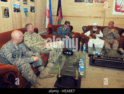 De gauche à droite, frégate américaine. Philippe Kapusta, Ghazni, commandant de l'Équipe provinciale de reconstruction Brick polonais. Le général Andrzej Przekwas, Groupe de travail aigle blanc ; le général commandant afghan Amir Mohammed Jamsheed, directeur des prisons centrales, Ghallib Habibullah, Ministre afghan de la Justice ; et U.S. Navy Vice Adm. Robert Harward, commandant de la Force opérationnelle interarmées en-435, discuter de l'état de la prison de Ghazni le 13 oct. à la base d'opérations avancée Ghazni. Jamsheed, Ghallib et Harward ont voyagé de Kaboul, Afghanistan, de la province de Ghazni d'effectuer une évaluation du site, qui a été coordonnée et logés par l'EPR. Banque D'Images