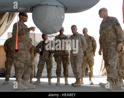 Bref aviateurs U.S. Marine Corps Sgt. Le major James Booker, International Security Assistance Force et United States Forces-Afghanistan s senior leader, et U.S. Army Command Sgt. Le Major Scott Schroeder, sergent-major de commandement interarmées de la FIAS, sur les capacités de la MQ-9 Reaper lors d'une visite à l'aérodrome de Kandahar, Afghanistan, le 23 septembre 2013. Les deux dirigeants s'est rendu à Kandahar un effort pour comprendre les missions de la base et de rencontrer les différents membres du service. Airman Senior Jack Sanders) Banque D'Images