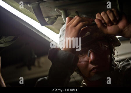 La CPS de l'armée américaine. Adrian Real à partir de la Compagnie Alpha 1er Bataillon, 21e Régiment d'infanterie, 'vrilles' 2e Stryker Brigade Combat Team, 25e Division d'infanterie, ouvre le hayon d'une montée porte mortier (MC-B) 37 au cours d'un exercice de tir réel 20 septembre 2012, à la zone d'entraînement de Pohakuloa, sur Hawaii's Big Island. Les soldats du 1er Bataillon, 21e Régiment d'infanterie, 2e SBCT, 25 ID à un mois-long exercice qui met l'accent sur l'instruction collective au niveau du peloton avec clé de l'intégration. La formation se terminera par un exercice de tir réel interarmes plus tard ce mois-ci. Banque D'Images