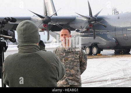 Les forces américaines d'une équipe du Réseau de l'armée des entrevues Le Major Tim McDonald de U.S. European Command à la base aérienne de Ramstein, en Allemagne, le 4 décembre 2010. McDonald est majeur agissant comme directeur logistique pour l'effort d'aider Israël dans la lutte contre les incendies d'Haïfa. Le s.. Raul T. Elliot) Banque D'Images