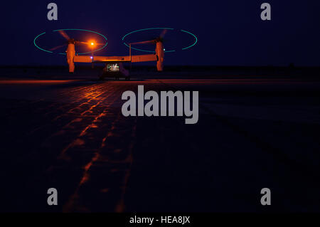 Un MV-22 Osprey des marines chargé avec les Bérets verts de l'Armée américaine affecté à la 1st Special Forces Group (Airborne) Joint Base Lewis-McChord, dans l'État de Washington, la réalisation d'un saut de nuit, se prépare pour un décollage vertical de faible éclairage intégré au cours de l'exercice Formation 3-15, au Marine Corps Air Ground Combat Center Twentynine Palms, Californie, le 16 mai 2015. MCAGCC mène de tir réel pertinents interarmes, les opérations urbaines, et des articulations ou de la coalition qui favorise la formation d'intégration au niveau de l'état de préparation des forces opérationnelles. Airman Senior Juan A. Duenas Banque D'Images