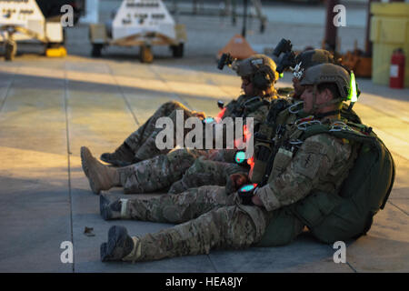 Les bérets verts de l'Armée américaine affecté à la 1st Special Forces Group (Airborne) Joint Base Lewis-McChord, dans l'État de Washington, se préparer à effectuer un saut de nuit à partir d'un MV-22 Osprey des marines tout en participant à l'exercice de formation intégrée 3-15, au Marine Corps Air Ground Combat Center Twentynine Palms, Californie, le 17 mai 2015. MCAGCC mène de tir réel pertinents interarmes, les opérations urbaines, et des articulations ou de la coalition qui favorise la formation d'intégration au niveau de l'état de préparation des forces opérationnelles. Airman Senior Juan A. Duenas Banque D'Images