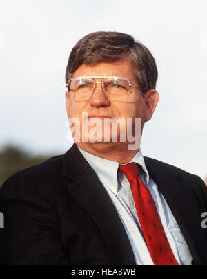 James G. Martin, gouverneur de Caroline du Nord, et le Colonel (Col) Rathje, commandant de la 68e Escadre de ravitaillement en vol, de regarder l'arrivée de la 4e Tactical Fighter Wing's (4tet's) premier F-15E Eagle avion. La 4ème TFW est la première unité de la Force aérienne opérationnel pour recevoir le F-15E. Banque D'Images