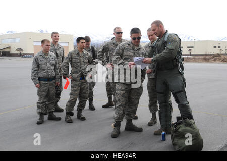 Air Force Colonel Dirk Smith, 3e Escadre Commadner, discute avec le sergent de l'Armée de l'air. Jeremy Dickey, Smith Chef d'équipe dédié à la 525e Unité de maintenance d'aéronefs, après l'atterrissage sur la piste le 5 mai. La 3e Escadre et le 525e Escadron de chasse, Joint Base Elmendorf-Richardson, tous deux reçu deux des F-22 Raptors réalisés par Lockheed Martin et les deux ont été nommé leur phare de l'unité. Le s.. Cynthia Spalding) Banque D'Images