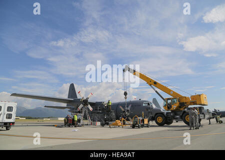 Aviateurs de la Royal New Zealand Air Force et l'US Air Force, affecté à la 773e Escadron de génie civile, effectuer la maintenance d'un RNZAF C-130 Hercules sur Joint Base Elmendorf-Richardson, Alaska, le 5 août 2015. La RNZAF contingent est sur JBER à participer à l'exercice Red Flag 15-3, une série de Pacific Air Forces commandant réalisé une formation de forces américaines et internationales, de fournir, de contre-offensive conjointe de l'air, l'interdiction, l'appui aérien rapproché, et grande force de l'emploi dans un environnement de combat simulé. Alejandro Pena) Banque D'Images