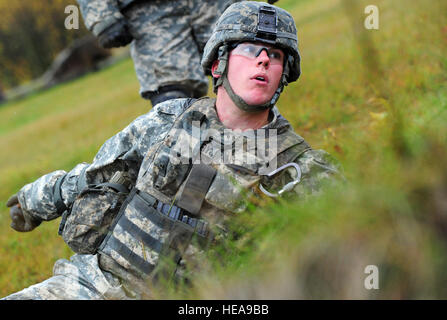 Le Cpl. Sean Gregory, 545e Compagnie de Police Militaire de Meadow Grove, Neb., lance une grenade à main pratique, le 20 septembre 2012. Les soldats de la 545e Compagnie de Police Militaire de fonctionner en station à Grenade à main sur gamme Kraft Joint Base Elmendorf-Richardson, en Alaska. Les soldats étaient des leurs compétences à l'emploi des grenades à main pratique dans divers scénarios à plusieurs cibles de simulation avant de lancer des grenades. Banque D'Images