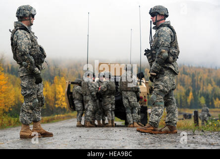 Première Lts. Wesley Monaco, de Port orange, Floride, à gauche, et Seth Kimrey, léchant, Mo., tant du 545e Compagnie de Police Militaire à discuter de la formation en tant que soldats de la 545e Compagnie de Police Militaire de fonctionner en station à Grenade à main sur gamme Kraft Joint Base Elmendorf-Richardson, Alaska, le 20 septembre 2012. Les soldats étaient des leurs compétences à l'emploi des grenades à main pratique dans divers scénarios à plusieurs cibles de simulation avant de lancer des grenades. Banque D'Images