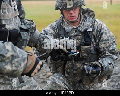 Les soldats de la 545e Compagnie de Police Militaire fusibles charge en pratique des grenades sur une station à la grenade à main Kraft sur gamme Joint Base Elmendorf-Richardson, Alaska, le 20 septembre 2012. Les soldats étaient des leurs compétences à l'emploi des grenades à main pratique dans divers scénarios à plusieurs cibles de simulation avant de lancer des grenades. Banque D'Images