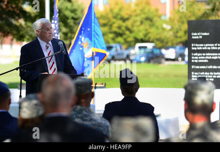 L'US Air Force à la retraite le général Glen "Wally" Moorhead III, invité le président, traite d'une foule pendant le Joint Base Langley-Eustis, Va., prisonnier de guerre/Missing in action Journée Reconnaissance Cérémonie à Langley Air Force Base, en Virginie, 18 septembre 2015. Moorhead réfléchi sur son temps dans le service et partagé des histoires de POE/AIM, y compris son père compte personnel. Airman principal Kimberly Nagle Banque D'Images