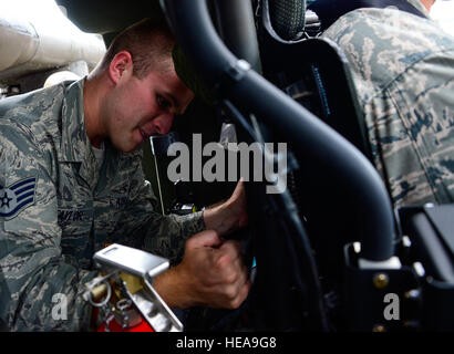 Le sergent de l'US Air Force. Samuel Taylor, 612e Escadron de la Base Aérienne de pompier, essaie d'enlever le siège du pilote de l'hélicoptère UH-60 Black Hawk lors de la formation de sauvetage accident d'avion avec le 1-228ème régiment d'aviation à la base aérienne de Soto Cano, le Honduras, le 15 janvier 2015. Au moins une fois par trimestre, la 612e équipe avec ABS le 1-228e Avn. Regt. d'examiner la formation de sauvetage d'écrasement d'aéronef et de procédures d'urgence pour le UH-60 Black Hawk. Tech. Le Sgt. Heather Redman) Banque D'Images