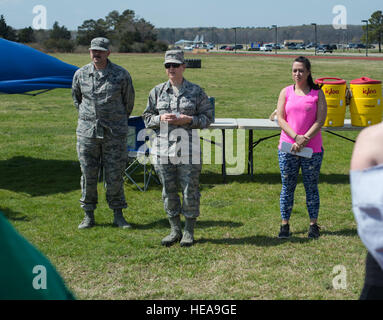 Le colonel de l'US Air Force Caroline M. Miller, commandant de la 633e Escadre de la Base Aérienne, donne le mot d'ouverture à l'histoire des femmes Warrior compétition à Langley Air Force Base, Va., Mars, 24, 2016. Le thème de cette année le mois de l'histoire des femmes est "Utilisation de former une union plus parfaite : honorer les femmes dans la fonction publique et le gouvernement." Senior Airman Kayla Newman) Banque D'Images