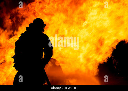 Les pompiers de Joint Base San Antonio-Randolph Fire Services d'urgence éteindre un incendie moteur d'avion au Camp de formation incendie Talon motifs sur JBSA-Randolph le 17 octobre 2016. Exercices de tir réel est menée principalement en soirée comme à prévenir la perturbation de la base's flying mission. Banque D'Images