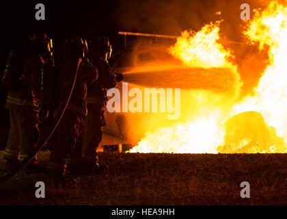 Les pompiers de Joint Base San Antonio-Randolph Fire Services d'urgence éteindre un incendie moteur d'avion au Camp de formation incendie Talon motifs sur JBSA-Randolph le 17 octobre 2016. La formation est réalisée sur un système fermé, la boucle qui permet à tous l'eau pulvérisée dans la région d'être sauvé et remis en circulation. Banque D'Images