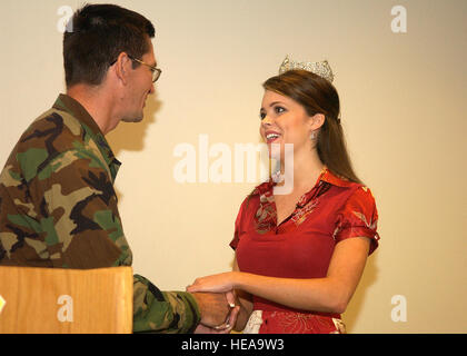 LOS ANGELES Air Force Base, Californie - Miss Amérique Jennifer Berry est présenté la toute nouvelle pièce de SMC Col Joseph Schwarz durant sa visite à Los Angeles Air Force Base, en Californie le 12 septembre 2006. Banque D'Images