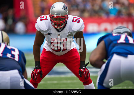 New England Patriots linebacker, Jerod Mayo, donne sur l'infraction au cours du premier trimestre 2013 de la Ligue nationale de football Pro Bowl, le 27 janvier., à l'Aloha Stadium d'Honolulu. Plusieurs centaines de militaires affectés à diverses bases Hawaii ont été honorés lors de la cérémonie d'ouverture des jeux et de la fête de la mi-temps. ( U.S. Air Force Tech. Le Sgt. Michael R. Holzworth Banque D'Images