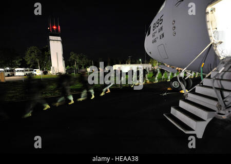 Les soldats de l'Armée américaine à partir de la 10e division de montagne à pied passé un U.S. Air Force C-17 Globemaster III à Mackall Army Airfield, N.C. durant l'exercice l'accès opérationnel 12-02, 3 juin 2012. JOAX est une entrée forcée de deux semaines à préparer la Force aérienne et l'Armée de membres de service pour répondre aux crises dans le monde entier et les imprévus.