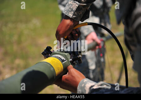 Bois de l'armée américaine Alfred SFC se connecte à une antenne câble afin d'établir un point de communication tactique lors d'opérations conjointes de l'exercice de l'accès à Fort Bragg, N.C., 08 juin 2012. Un exercice d'opérations conjointes est un exercice de deux semaines pour préparer la Force aérienne et l'Armée de membres de service pour répondre aux crises dans le monde entier et les imprévus. (U.S. Le sergent-major de la force aérienne. Austin Pritchard Banque D'Images