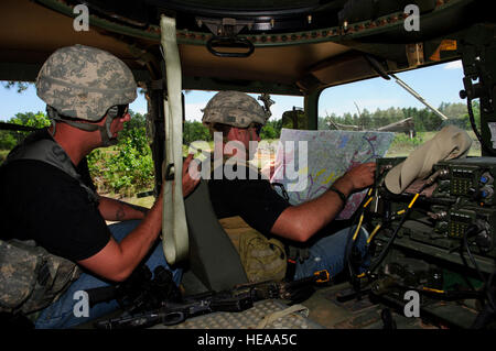 Le sergent de l'armée. Robert Devito, droite, et la FPC. Jeffrey Harris, droite, 1er Escadron, 38e Régiment de cavalerie, recherchez les coordonnées sur une carte lors d'opérations conjointes de l'exercice d'accès(JOAX) à Fort Bragg, Caroline du Nord, le 6 juin 2012. JOAX est un exercice de deux semaines pour préparer la Force aérienne et l'Armée de membres de services pour répondre à la crise mondiale et les imprévus. Le s.. Erik Cardenas Banque D'Images