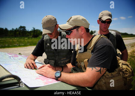 Le sergent de l'armée. Robert Devito, droite, et la FPC. Jeffrey Harris, gauche, 1er Escadron, 38e Régiment de cavalerie, recherchez les coordonnées sur une carte lors d'opérations conjointes de l'exercice d'accès(JOAX) à Fort Bragg, Caroline du Nord, le 6 juin 2012. JOAX est un exercice de deux semaines pour préparer la Force aérienne et l'Armée de membres de services pour répondre à la crise mondiale et les imprévus. Le s.. Erik Cardenas Banque D'Images