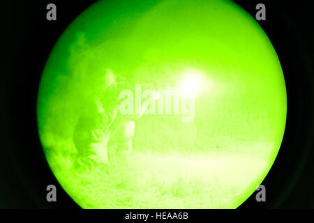 Des soldats américains affectés à la 2e Peloton, la Compagnie Alpha, 1er Bataillon du 508th Parachute Infantry Regiment, 4e Brigade Combat Team, 82nd Airborne Division agissant en tant que forces de l'ennemi le feu sur les forces alliés tentent de prendre une piste durant l'exercice d'accès d'ordre opérationnel (JOAX) 13-02 Le 27 février 2013, à l'extérieur de la zone de dépôt Sicile Fort Bragg, N.C. JOAX est conçu pour améliorer la cohésion entre l'armée américaine, armée de l'air et le personnel des forces alliées, permettant à l'occasion des services d'exécuter correctement les grands mouvements de troupes et de matériel lourd. Navigant de première classe Kyle Russell Banque D'Images