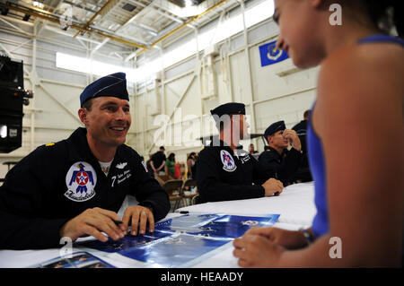Le major Tyler Ellison, Thunderbird 7, officier des opérations, interagit avec un jeune fan lors de la Joint Base McGuire-Dix-Lakehurst Open House, le 10 mai 2014. Le s.. Larry E. Reid Jr.) Banque D'Images