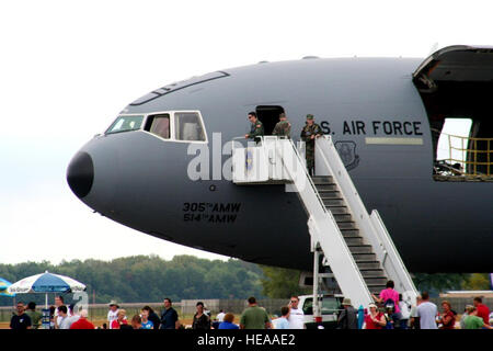 Les personnes se présentant à l'Airpower au-dessus du Midwest Airshow line jusqu'à regarder une présentation statique d'un KC-10 Extender de la 305e Escadre de mobilité aérienne at Joint Base McGuire-Dix-Lakehurst, N.J., tandis qu'un B-2 Spirit de Whiteman Air Force Base, Mo., vole le 11 septembre 2010, les frais généraux, à Scott AFB, Ill. de dizaines de milliers de personnes ont assisté à l'Airshow de deux jours à Scott AFB. Le KC-10 est le plus grand de l'Armée de l'air et l'avion est principalement stationnés à deux bases de l'Air Mobility Command : Joint Base MDL et Travis Air Force Base, en Californie. Banque D'Images