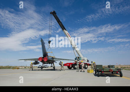 Les aviateurs de l'US Air Force à partir de la 49e et 849th Aircraft Maintenance escadrons et les membres de la Force aérienne allemande Flying Training Centre 2e ligne de maintenance ascenseur une tornade au-dessus du sol au cours d'un exercice commun de crash-recovery de la base aérienne de Holloman, N.M., le 14 septembre. Alors que les exercices précédents ont été réalisés avec une version dépouillée de l'avion, le but de cet exercice était de déterminer si l'équipe de rétablissement de l'accident avait la capacité de soulever d'une période d'aéronefs, à pleine charge du sol. Cette capacité permet à l'équipe, qui est en veille 24 heures par jour, pour déplacer un Banque D'Images