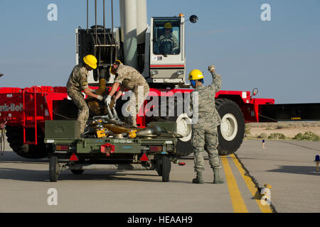 Les membres de la Force aérienne allemande Flying Training Centre 2e ligne de maintenance et d'aviateurs de l'US Air Force à partir de la 49e et 849th Aircraft Maintenance escadrons, se préparer à passer un faisceau de récupération sur une tornade lors d'une exercice de récupération en cas d'écrasement à la base aérienne de Holloman, N.M., le 14 septembre. Le faisceau permet à une grue pour soulever un aéronef en cas d'urgence. Les équipes de rétablissement en cas d'écrasement de la GAF et la 49e Escadre est en veille 24 heures sur 24 en cas d'urgence. Un membre de la 1re classe Michael Shoemaker Banque D'Images