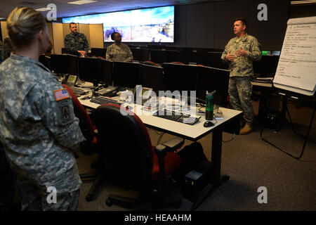 Le Lieutenant-colonel de l'armée américaine Derek Christensen dirige une équipe de planification opérationnelle des capacités habilitantes conjointe commande par l'intermédiaire de la processus opérationnels communs au cours d'un exercice JECC. JECC mené ce dernier à la pratique pour les événements du monde réel, ce qui les aide à remplir leur mission de fournir adaptés à la mission conjointe, des paquets de capacités pour les commandants de combat afin de faciliter l'établissement rapide des forces conjointes de l'administration centrale, ainsi que la force de réaction mondiale et l'exécution conjointe pont exigences opérationnelles. Le sergent-chef. Adrian Cadiz Banque D'Images