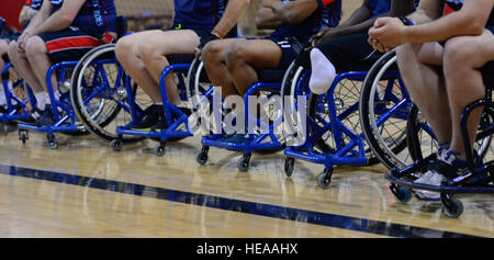 Air Force blessés concurrents de basket-ball en fauteuil roulant attendre pour commencer un match de basketball en fauteuil roulant au cours de l'Armée de l'air guerrier blessé cliniques sur la base aérienne Nellis, Nevada, le 1 mars 2015. Les essais de l'Armée de l'air sont un événement sportif adapté visant à promouvoir le bien-être mental et physique des personnes gravement malades et blessés militaires et anciens combattants. Plus de 105 blessés, malades ou blessés, hommes et femmes de tout le pays seront en compétition pour une place sur le 2015 U.S. Air Force blessés équipe qui va représenter l'Armée de l'air à des compétitions sportives d'adaptation tout au long de l'oui Banque D'Images