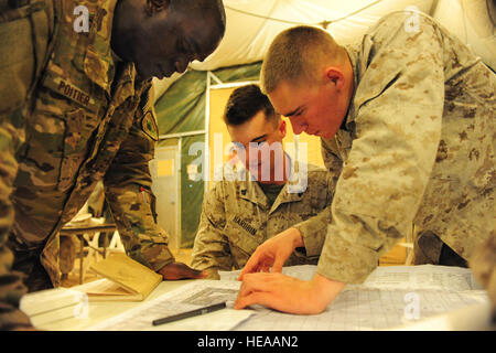 Les membres de la classe de l'Articulation sous-officiers cours 3-14, déterminer les points sur une carte lors de la navigation terrestre le 7 février 2014. Le cours a été sous-officier mixte composé de membres des quatre branches de l'armée américaine, ainsi que deux soldats de l'armée djiboutienne. Bien que le programme de l'cours conjoint satisfait à toutes les exigences pour le Corps des marines traditionnelles bien sûr, les Caporaux il comprenait également des leçons sur la façon dont chaque service contribue à l'équipe conjointe. Il est conçu pour améliorer le leadership, le mentorat et la confiance dans les sous-officiers. Banque D'Images