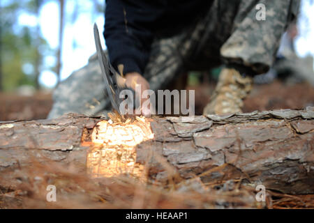 PV de l'armée américaine2 Ryan Gleghorn, d'infanterie 2e peloton de la compagnie Alpha 1-508 Parachute Infantry Regiment, 4e Brigade Combat Team, 82e Division aéroportée, côtelettes de bois pour le feu dans les forces opposées camp site durant l'exercice d'accès d'ordre opérationnel (JOAX) à la Sicile, près de Fort Bragg, N.C., le 27 février, 2013. JOAX 13-02 est un exercice d'entraînement interarmées conçu pour préparer les éléments de la 82e Division aéroportée, de concert avec ses partenaires et de facilitateurs, de répondre dans le cadre de la réponse mondiale active. (Air Force d'un membre de la 1re classe Kyle Russell) Banque D'Images