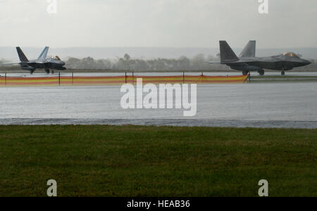 Deux U.S. Air Force F-22 Raptors affecté à la 154e Wing at Joint Base Harbor-Hickam Pearl, Mississippi, taxi vers le bas sur la piste de l'aéroport de Avalon, Victoria, Australie, le 22 février 2015, en préparation de la 2015 Australian International Airshow and Aerospace & Defence Exposition. Environ 100 membres du personnel américain mettra en vedette des avions militaires américains, y compris l'Armée de l'air le Raptor F-22, F-16 Fighting Falcon, RQ-4 Global Hawk, B-52 Stratofortress, et KC-135 Stratotanker et la marine de P-8A Poseidon à l'Airshow. C'est la troisième apparition pour les Raptors at Avalon depuis 2011. Le s.. Sheila Banque D'Images