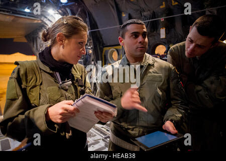 U.S. Air Force 1er lieutenant Erin Wood, directeur de l'équipe médicale, 18e Escadron d'évacuation aéromédicale, Kadena Air Base, Japon, rencontre le commandant d'aéronef et l'arrimeur, U.S. Air Force Le Capitaine Jonathan Fernandez, et l'Aviateur Senior Justin Lyles, 50e Escadre de transport aérien, l'arche de Little Rock, pour un exposé prévol à Alexandria, Louisiane, le 21 février 2013, à l'appui de Joint Readiness Training Center (JRTC) formation d'évacuation aéromédicale. Les membres du service au JRTC 13-04 sont éduqués dans la lutte contre les soins aux patients et l'évacuation aéromédicale dans un environnement de combat simulé. Tech. Le Sgt. John R. Nimmo, Soeur/) DIGITAL Banque D'Images