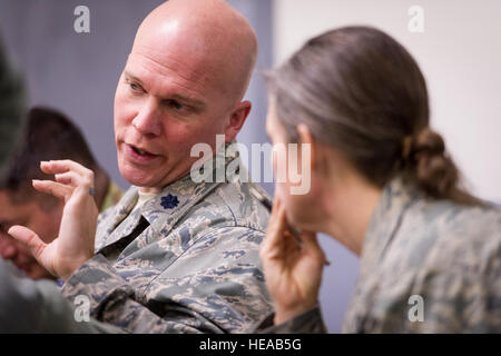 Le Lieutenant-colonel de l'US Air Force Richard Degrosa, médecin à l'urgence, 86e Groupe médical, Base aérienne de Ramstein, Allemagne, discute les soins aux patients et de mouvement de l'US Air Force avec Le Major Sarah Morton, infirmière de vol, 43e Escadron d'évacuation aéromédicale, pape d'aviation, N.C., à Joint Readiness Training Centre (JRTC), base d'étape intermédiaire, Alexandria, Louisiane, 14 janvier 2014. Les membres du service au JRTC 14-03 sont éduqués dans la lutte contre les soins aux patients et l'évacuation aéromédicale dans un environnement de combat simulé. Le sergent-chef. John R. Nimmo, Soeur/) Banque D'Images