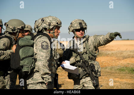 Circuit de l'armée américaine. Tyler Williams, siège de l'Administration centrale et compagnie, 1ère Brigade, de Fort Bragg, N.C., guides U.S. Air Force Master Sgt. Jose Arias-Patino, 86e Escadron Médical, Base aérienne de Ramstein, en Allemagne, à l'aire de rassemblement au cours d'un exercice sur le terrain au Joint Readiness Training Centre (JRTC), de Fort Polk, en Louisiane, le 16 janvier 2014. Les membres du service au JRTC 14-03 sont éduqués dans la lutte contre les soins aux patients et l'évacuation aéromédicale dans un environnement de combat simulé. Tech. Le Sgt. Matthew Smith Banque D'Images