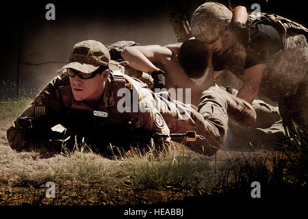 Un membre des forces de sécurité d'escorte d'une équipe de techniciens médicaux d'urgence de l'Armée de l'air à travers le défi de commando pendant l'EMT 2015 Rodeo 17 septembre 2015 à Melrose Air Force Range, N.M. Vingt et une équipes de techniciens d'élite à partir de 22 installations à travers l'Air Force s'est réunie au Cannon Air Force Base, N.M., pour deux jours d'innovative, high-octane compétition durant les 2015 rodéo annuel de l'OGD, septembre 17 et 18. Le s.. Matthew Plew) Banque D'Images