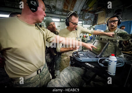 De gauche, tactical critical care - amélioration de l'équipe expéditionnaire (TCCET-E) les membres de l'équipe réaliser une échographie en vol à bord d'un C-17 Globemaster III à Joint Readiness Training Centre (JRTC), de Fort Polk, en Louisiane, le 17 janvier 2014. Les membres du service au JRTC 14-03 sont éduqués dans la lutte contre les soins aux patients et l'évacuation aéromédicale dans un environnement de combat simulé. Le sergent-chef. John R. Nimmo Sr./) Banque D'Images