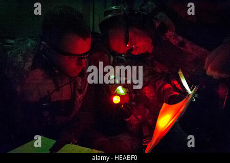 De gauche, U.S. Air Force Majs. Corey Norton, infirmière de vol, 43e Escadron d'évacuation aéromédicale, Pape Army Airfield, N.C., Sam Chhoeun, infirmière clinicienne, 375e Groupe médical, Scott Air Force Base, dans l'Illinois, et le lieutenant-colonel de l'US Air Force Gerald Fortuna, chirurgien traumatologie, 86e Groupe médical, Base aérienne de Ramstein, en Allemagne, d'examiner le patient avant l'évacuation aéromédicale au Joint Readiness Training Centre (JRTC), de Fort Polk, en Louisiane, le 18 janvier 2014. Les membres du service au JRTC 14-03 sont éduqués dans la lutte contre les soins aux patients et l'évacuation aéromédicale dans un environnement de combat simulé. Le sergent-chef. John R. Nimmo, Soeur/) Banque D'Images