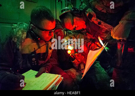 De gauche, U.S. Air Force Majs. Corey Norton, infirmière de vol, 43e Escadron d'évacuation aéromédicale, Pape Army Airfield, N.C., Sam Chhoeun, infirmière clinicienne, 375e Groupe médical, Scott Air Force Base, dans l'Illinois, et le lieutenant-colonel de l'US Air Force Gerald Fortuna, chirurgien traumatologie, 86e Groupe médical, Base aérienne de Ramstein, en Allemagne, d'examiner le patient avant l'évacuation aéromédicale au Joint Readiness Training Centre (JRTC), de Fort Polk, en Louisiane, le 18 janvier 2014. Les membres du service au JRTC 14-03 sont éduqués dans la lutte contre les soins aux patients et l'évacuation aéromédicale dans un environnement de combat simulé. Le sergent-chef. John R. Nimmo, Soeur/) Banque D'Images