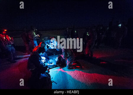 Tactique de l'US Air Force expéditionnaire - soins critiques de l'équipe améliorée (TCCET-E) et le personnel d'évacuation aéromédicale simulé de triage des patients sur la zone d'atterrissage Geronimo au Joint Readiness Training Centre (JRTC), de Fort Polk, en Louisiane, le 18 janvier, 2014. Les membres du service au JRTC 14-03 sont éduqués dans la lutte contre les soins aux patients et l'évacuation aéromédicale dans un environnement de combat simulé. Le sergent-chef. John R. Nimmo, Soeur/) Banque D'Images