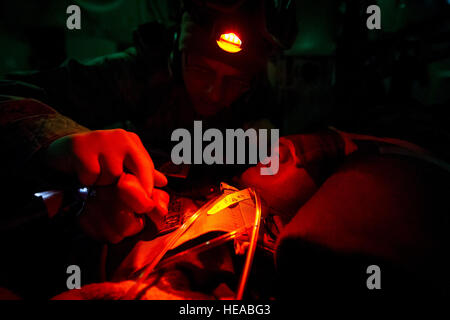 Le Lieutenant-colonel de l'US Air Force Alan Guhlke, infirmière anesthésiste, 711e aile de la performance humaine, Wright-Patterson Air Force Base, Ohio, s'occupe d'un patient simulé alors qu'à bord d'un C-17 Globemaster III à Joint Readiness Training Centre (JRTC), de Fort Polk, en Louisiane, le 18 janvier 2014. Les membres du service au JRTC 14-03 sont éduqués dans la lutte contre les soins aux patients et l'évacuation aéromédicale dans un environnement de combat simulé. Le sergent-chef. John R. Nimmo, Soeur/) Banque D'Images