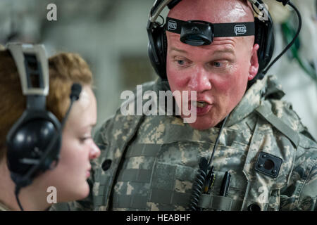 U.S. Air Force Lt. Col Richard Degrosa (droite), médecin à l'urgence, 86e Groupe médical, Base aérienne de Ramstein, en Allemagne, d'entretiens avec des hauts Airman Nichole Kilinc, compagnon de service aéromédical, 43e Escadron d'évacuation aéromédicale, Pape Army Air Field N.C., tout en s'occupant d'un patient simulé à bord d'un C-17 Globemaster III à Joint Readiness Training Centre (JRTC), de Fort Polk, en Louisiane, le 18 janvier 2014. Les membres du service au JRTC 14-03 sont éduqués dans la lutte contre les soins aux patients et l'évacuation aéromédicale dans un environnement de combat simulé. Le sergent-chef. John R. Nimmo, Soeur/) Banque D'Images