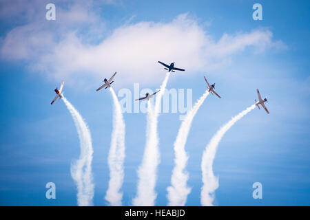 Le Trojan Horsemen effectuer au cours de la 2015 Joint Base Andrews Air Show, le 19 septembre. La démonstration d'aéronefs utilisés ont été T-28 de Troie. Navigant de première classe Ryan J. Sonnier Banque D'Images